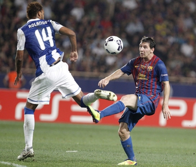 Messi en un momento del partido ante el central del Oporto Rolando.