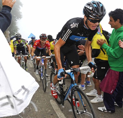 Froome asciende el Angliru por delante de Wiggins.