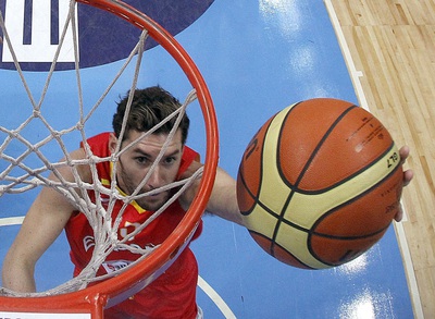 Rudy Fernández anota una canasta.