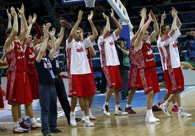 Los jugadores rusos saludan al público tras derrotar a Macedonia en la final de consolación del Eurobasket.