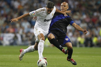 Özil conduce el balón en el partido ante el Rayo Vallecano.