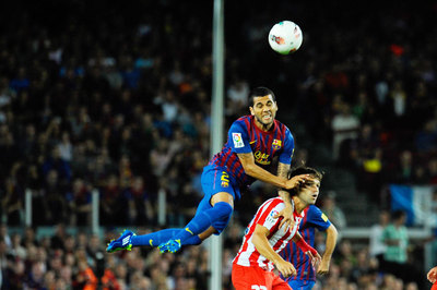 Alves, en el partido frente al Atlético.