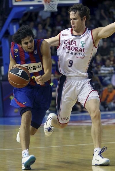 Marcelinho Huertas defiende a Ricky Rubio.