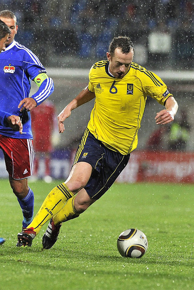 El medio centro del Liverpool, Charlie Adam, defiende a la selección escocesa en el anterior partido ante Liechtenstein.