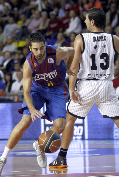Navarro controla el balón ante Marko Banic.