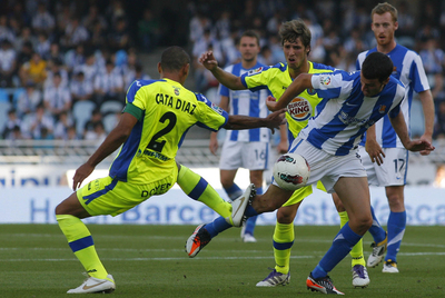 Cata Díaz lucha un balón  a Agirretxe, de la Real,  en Anoeta.