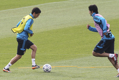 Nuri Sahin conduce el balón durante un entrenamiento con el Real Madrid.