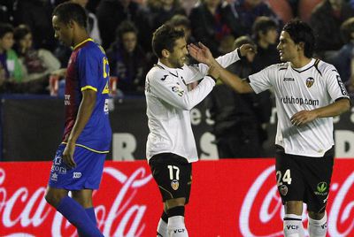 Costa (derecha) celebra su gol con su compañero Jordi Alba.