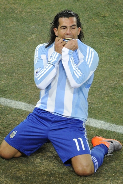 Carlos Tévez celebra un tanto en el pasado Mundial de Sudáfrica.