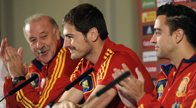 Del Bosque, Casillas y Xavi durante la rueda de prensa