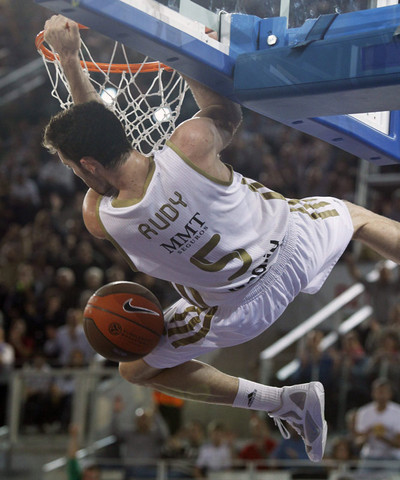 Rudy Fernández anota una canasta para el Real madrid.