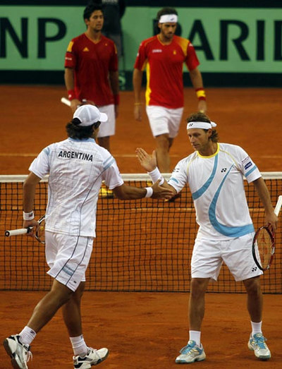 Nalbandian y Schwank celebran un punto durante la final.