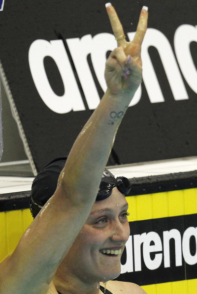 Mireia festeja su segunda medalla de oro.