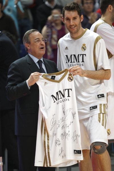 Rudy Fernández se despide del Real Madrid para volver a la NBA y saluda a Florentino Pérez, del que recibe una camiseta firmada por todo el equipo antes del inicio del partido contra el Valencia Basket de hace diez días.