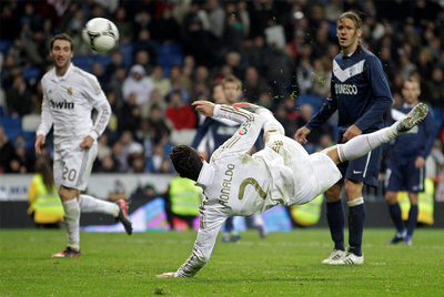 Cristiano Ronaldo remata acrobáticamente durante el partido contra el Málaga.