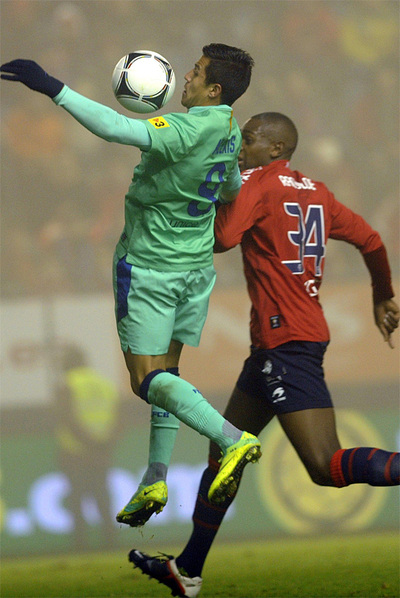 Alexis trata de controlar el cuero ante la presencia de Raoul Loe.