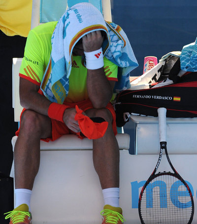 Fernando Verdasco mira al suelo en un descanso del partido contra Tomic en Melbourne.