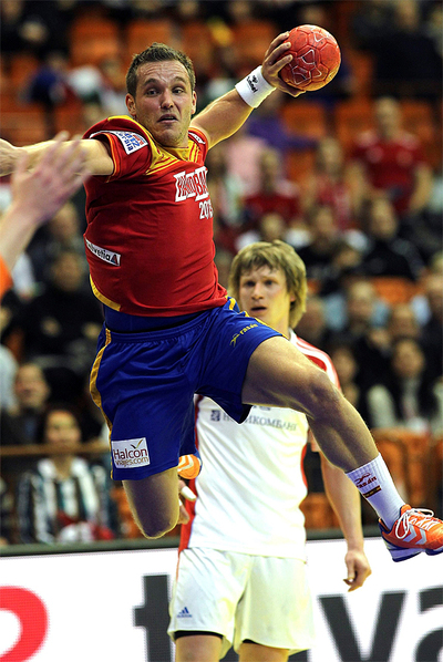 Víctor Tomás lanza a portería.