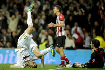Benzema se cae durante el partido