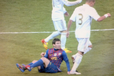 Pepe, en el momento del pisotón sobre Messi.