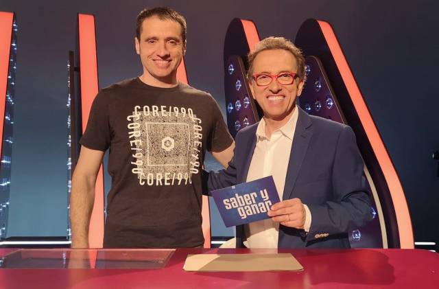 Alberto Izquierdo, empleado informático del Villarreal CF, con el presentador de Saber y Ganar, Jordi Hurtado.