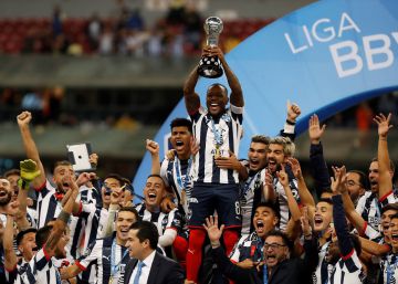 Los fubolistas de Monterrey celebran el título.