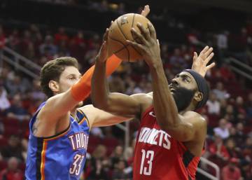 El triple mata el tiro de media distancia en la NBA