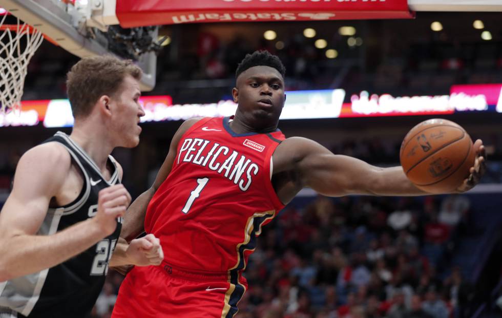 Zion Williamson captura un rebote ante Poeltl.