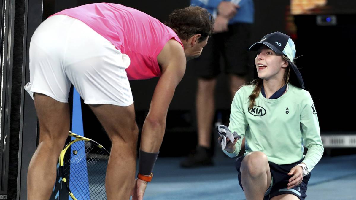 Nadal consuela a un recogepelotas en el partido contra Delbonis.