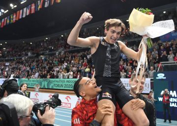 Armand Duplantis celebra su récord del mundo.