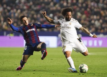 Marcelo chuta ante Bardhi, el sábado pasado.