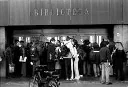 Colas para entrar en las bibliotecas universitarias