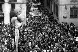 Más de 20.000 manifestantes exigen a la Generalitat más dinero para la escuela pública