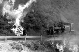 SUSANNA SÁEZ El viento propaga un incendio en la Collada de Toses