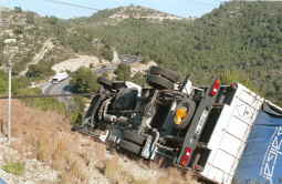 Fuerte viento en el sur de Cataluña e intensas nevadas en el Pirineo