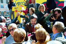 Serra dice que Cataluña paga en peajes lo que Telefónica reparte en sobresueldos