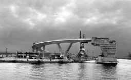 VICENS GIMÉNEZ La  pasarela levadiza del puerto de Barcelona, en la recta final