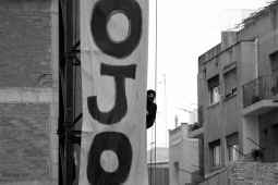 Cinco 'okupas' se encadenan para denunciar un desalojo