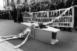 Más de 300 'mossos' reclaman mejoras laborales