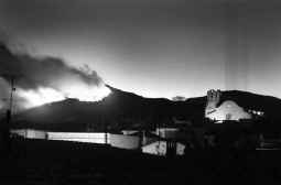 El viento dificulta la extinción de un incendio que obliga a desalojar una urbanización en Alcover