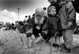 Plantada de cebollas contra una salida de la A-18