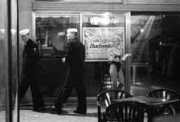 El portaaviones 'JFK' deja Tarragona