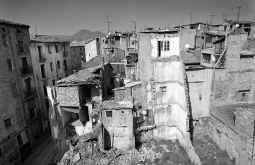 Los bomberos rescatan con vida a la inquilina de una casa hundida