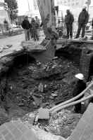 Una fuga provoca un gran socavón