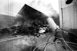 Espectacular incendio en Tarragona al quemarse un almacén de algodón