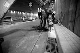 Obras en los sumideros de la plaza de Cerdà, en previsión de lluvias