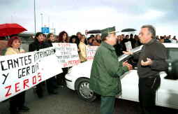 Las mujeres de los guardias civiles de Tráfico de Tarragona cortan la carretera N-340