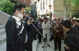 Un 'okupa' lanza un pastel a la cara del alcalde de Girona