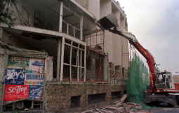 Lloret derriba un viejo hotel para simbolizar el fin del turismo barato