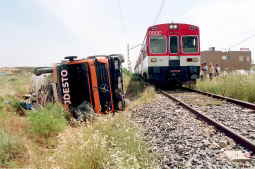 Un tren arrolla a un camión en un paso a nivel sin barrera y provoca un herido grave